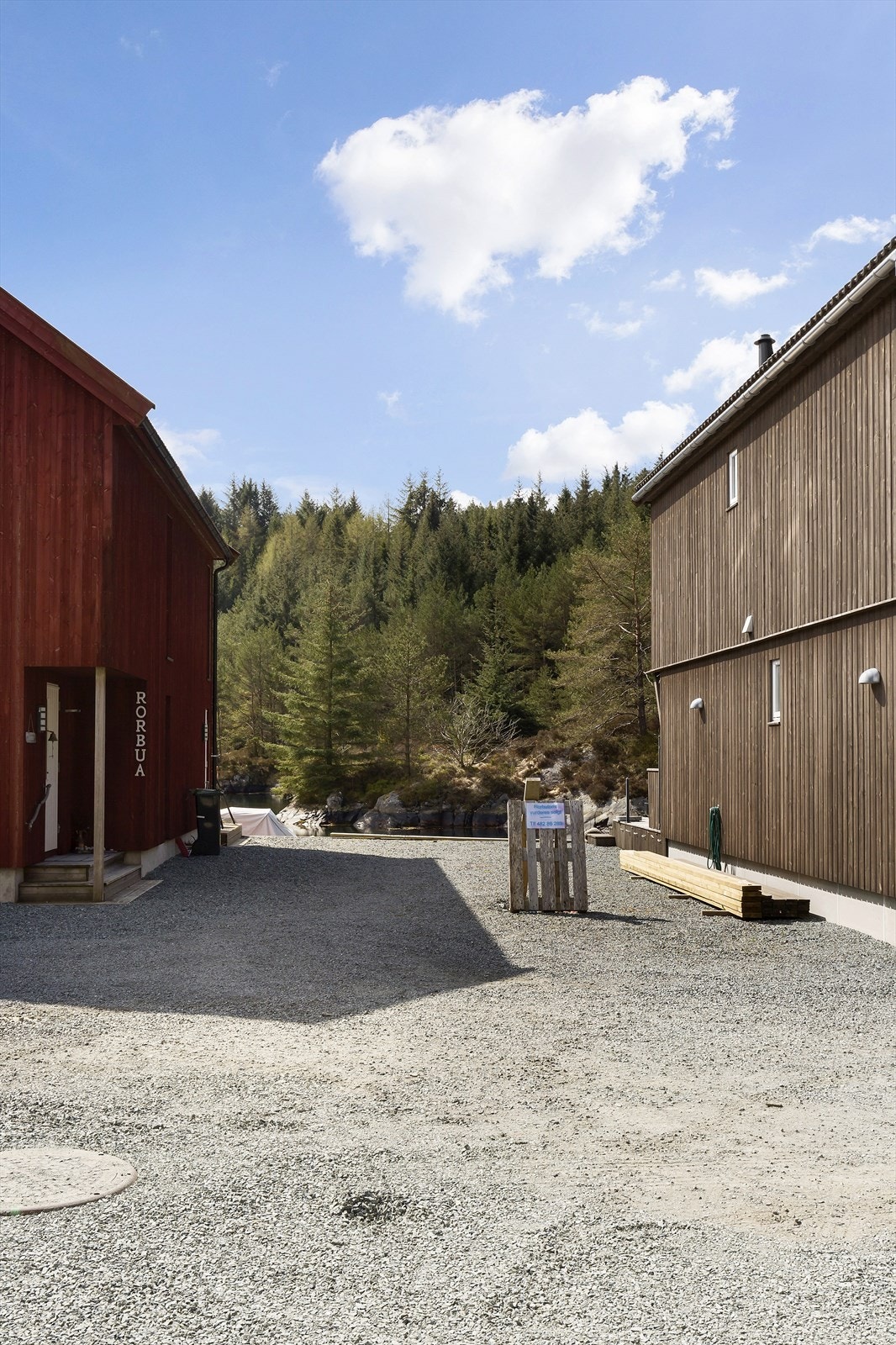 Tomten er opparbeidet og klar til å bygges på. Det er lagt opp vannavløp til tomten. Galleribilde