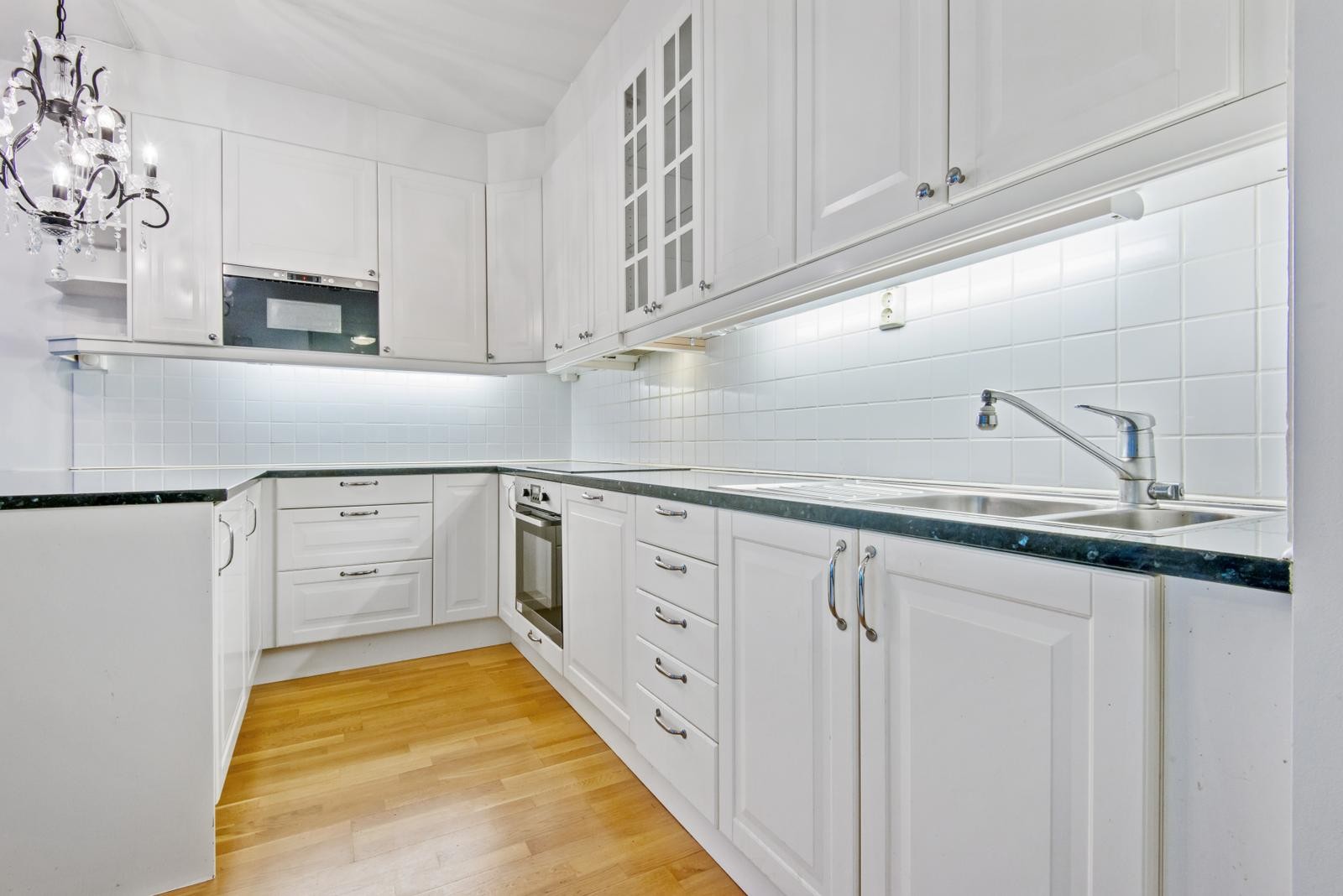 Romslig kjøkken med alle hvitevarer Galleribilde