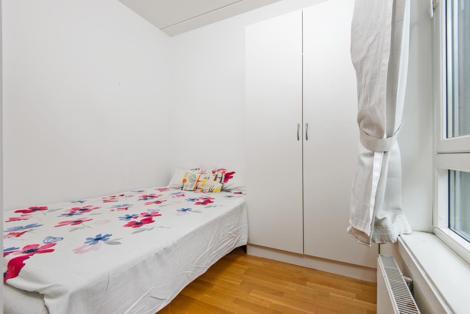 Soverom med seng på 140cm og skap Galleribilde