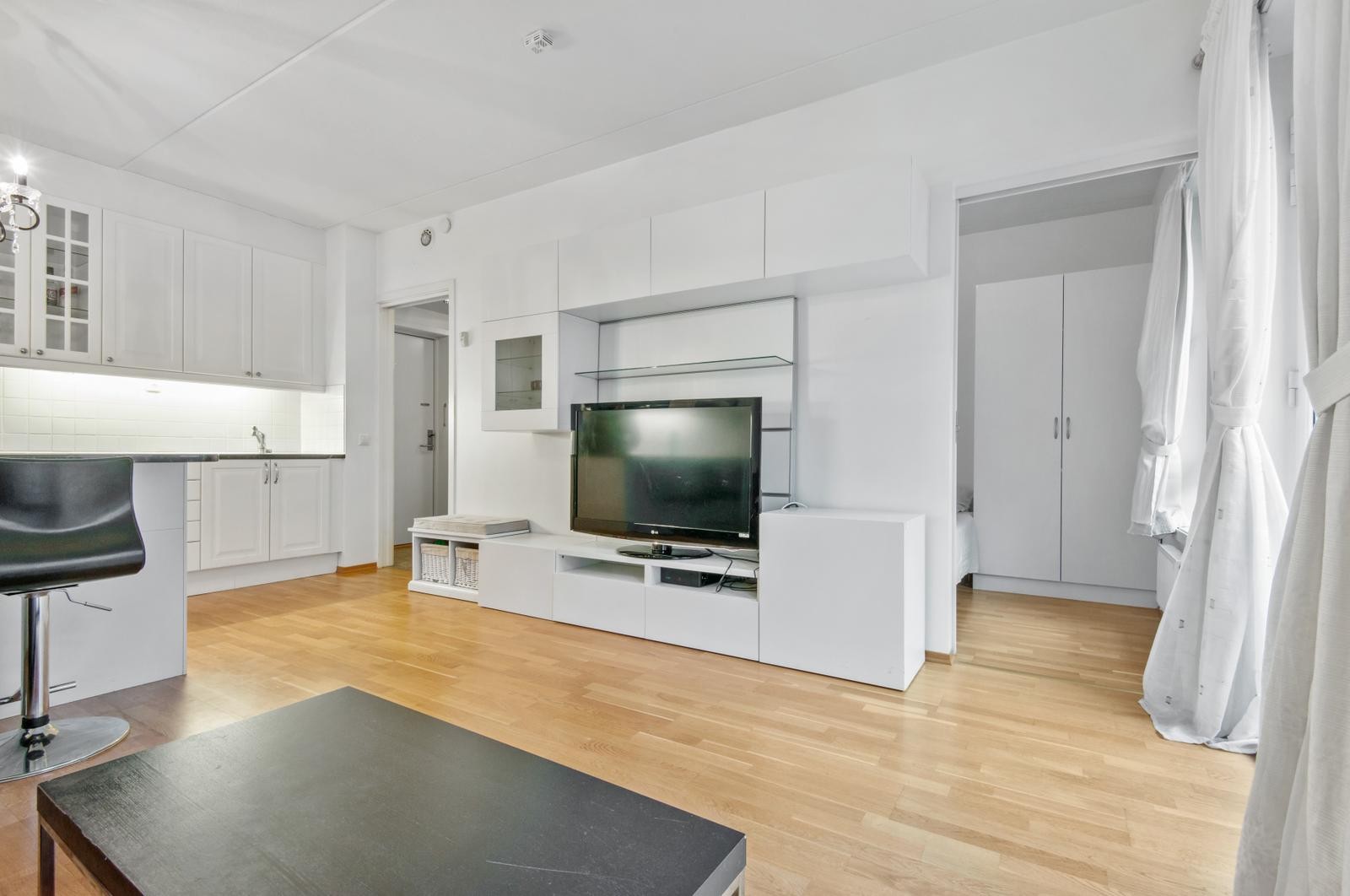 Lys stue med utgang til balkong Galleribilde