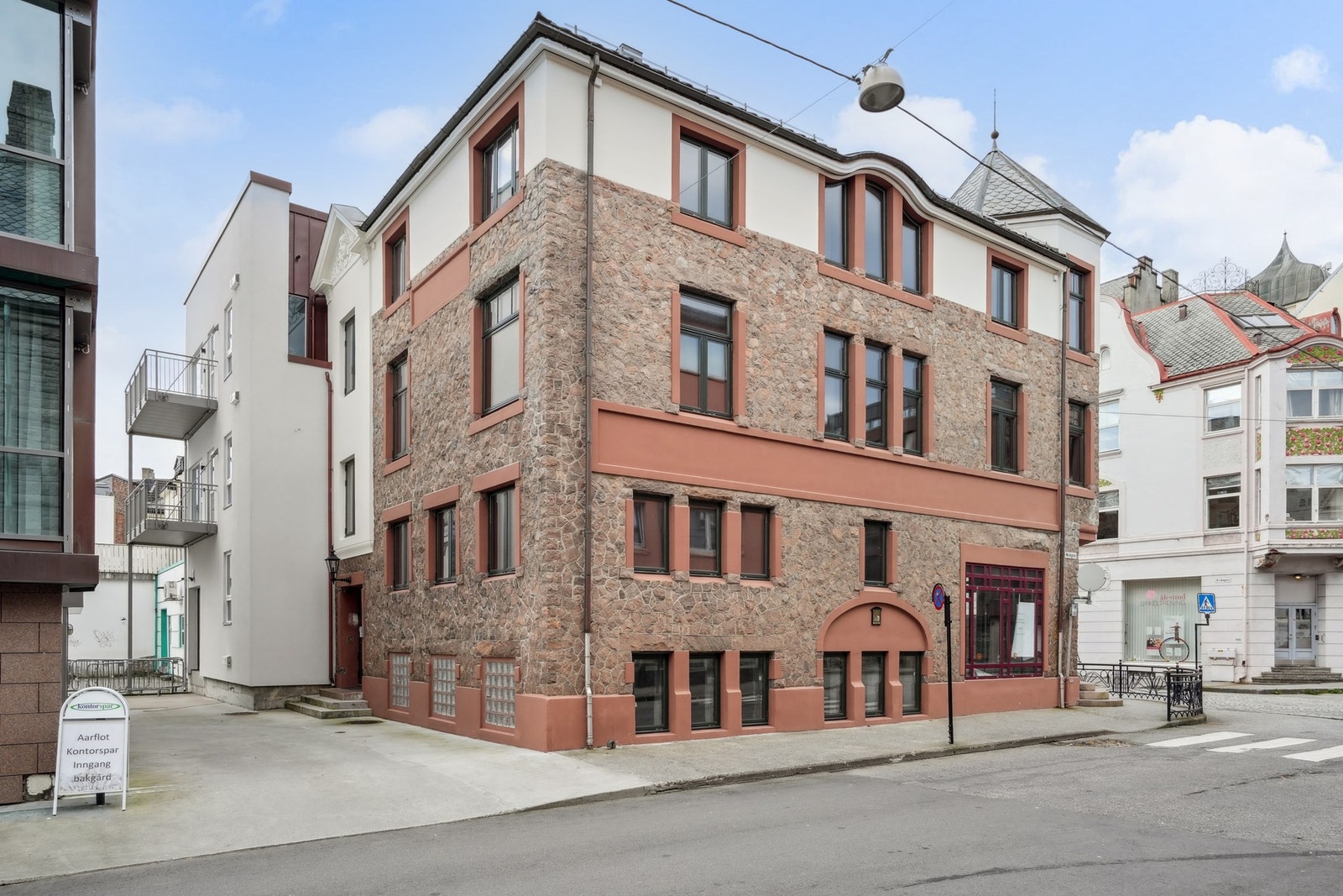 Leiligheten har tilkomst fra gateplan, med trapp opp til leiligheten. Galleribilde