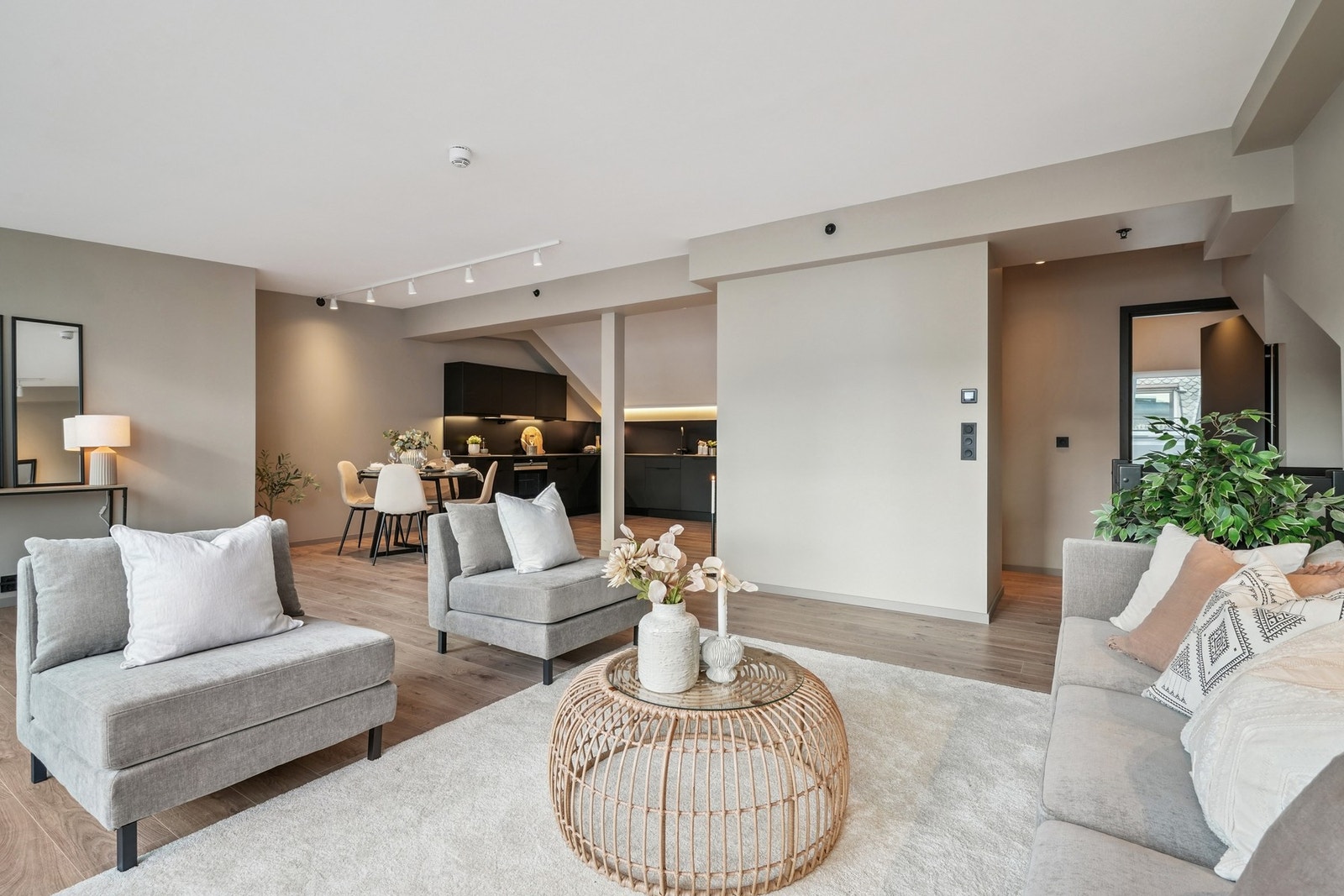 Leiligheten har en praktisk utforming hvor stuen er i åpen løsning med kjøkkenet. Galleribilde