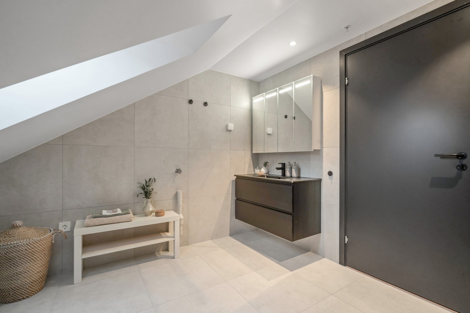 Her er det utstyrt med baderomsmøbel fra Viking Bad, dusjhjørne med innfellbare dører og vegghengt toalett. Galleribilde