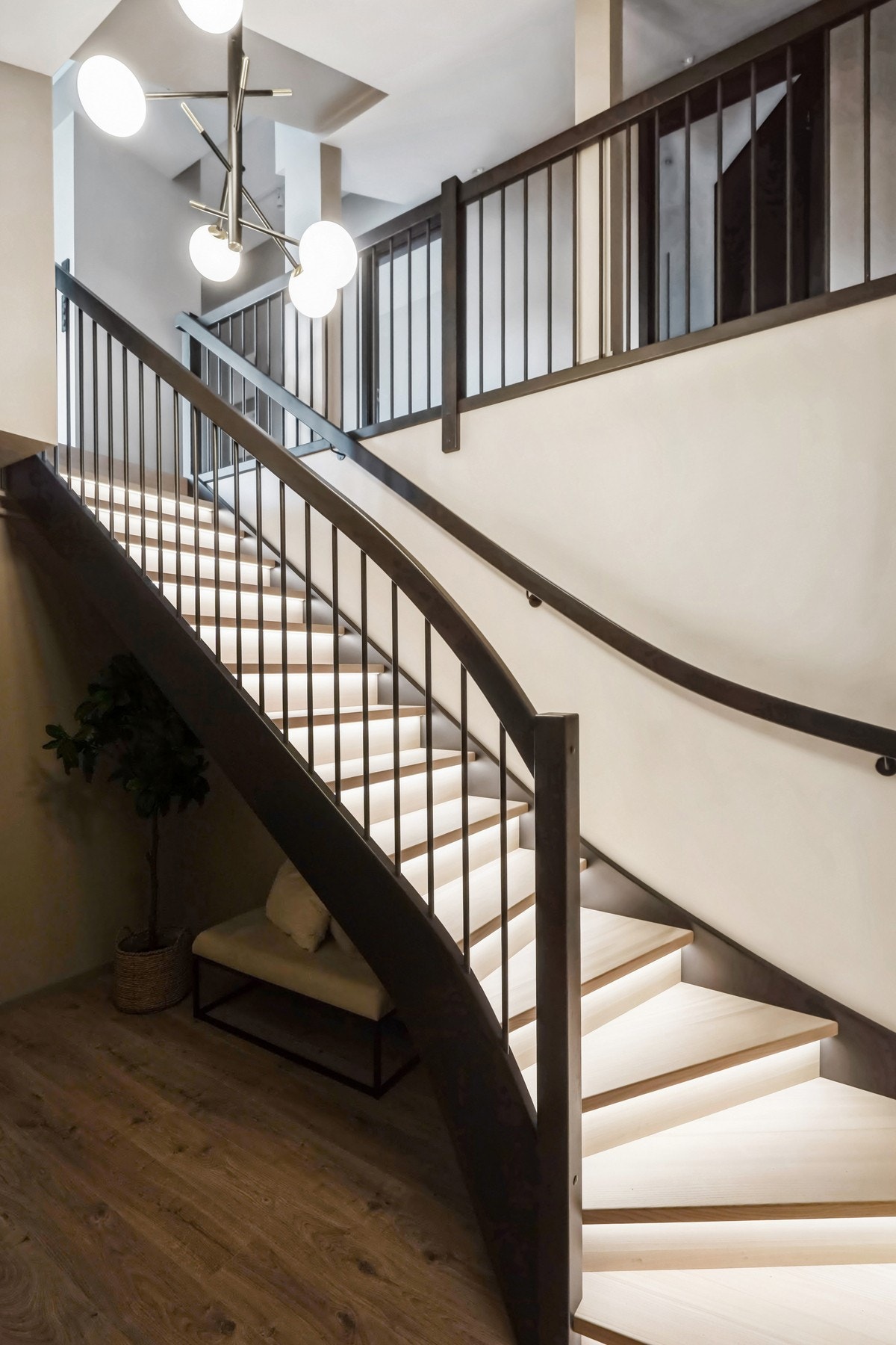 Turen videre opp til 4.etasje går via en lekker tretrapp med integrert belysning. Det er gode muligheter for lagringsplass i entréen. Galleribilde