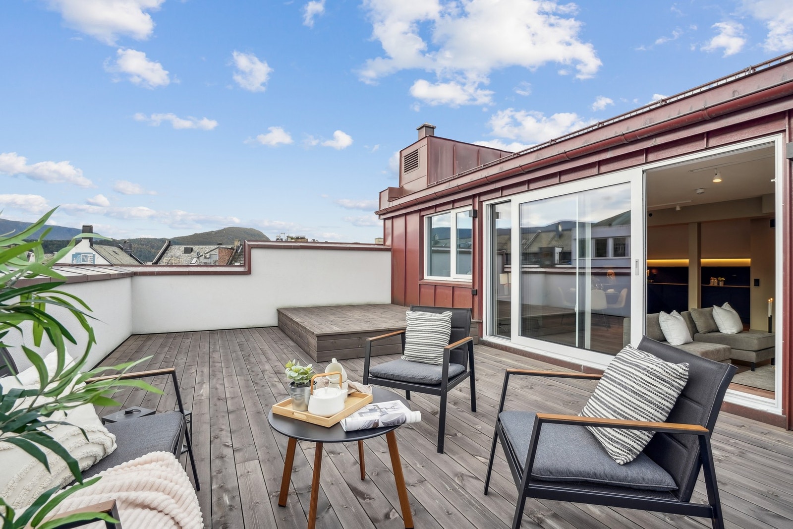 Her er det godt tilrettelagt for lange dager og sene kvelder med familie og venner. Det er god plass til både grillen og utemøblene på sommerstid. Galleribilde