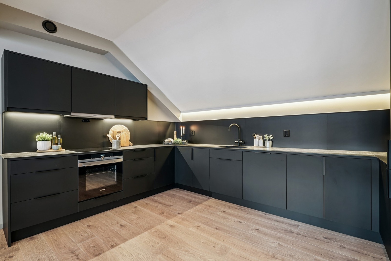 Her er det velutstyrt med integrerte hvitevarer som platetopp, stekeovn, oppvaskmaskin og kjøleskap med frysedel. Galleribilde