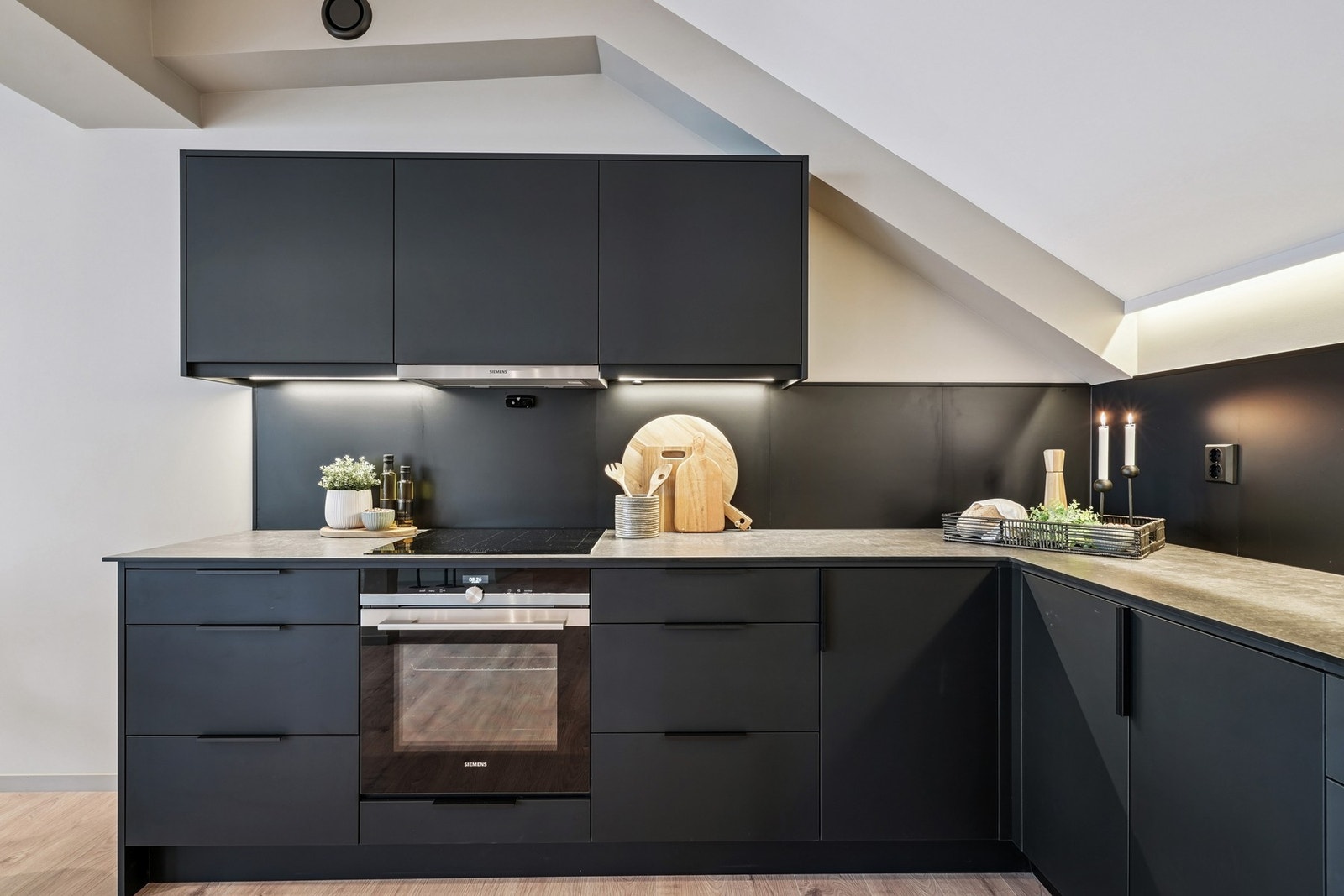 Kjøkkenet har en moderne utforming og byr på rikelig med skap- og skuffeplass, samt gode overflater til matlagingen. Galleribilde