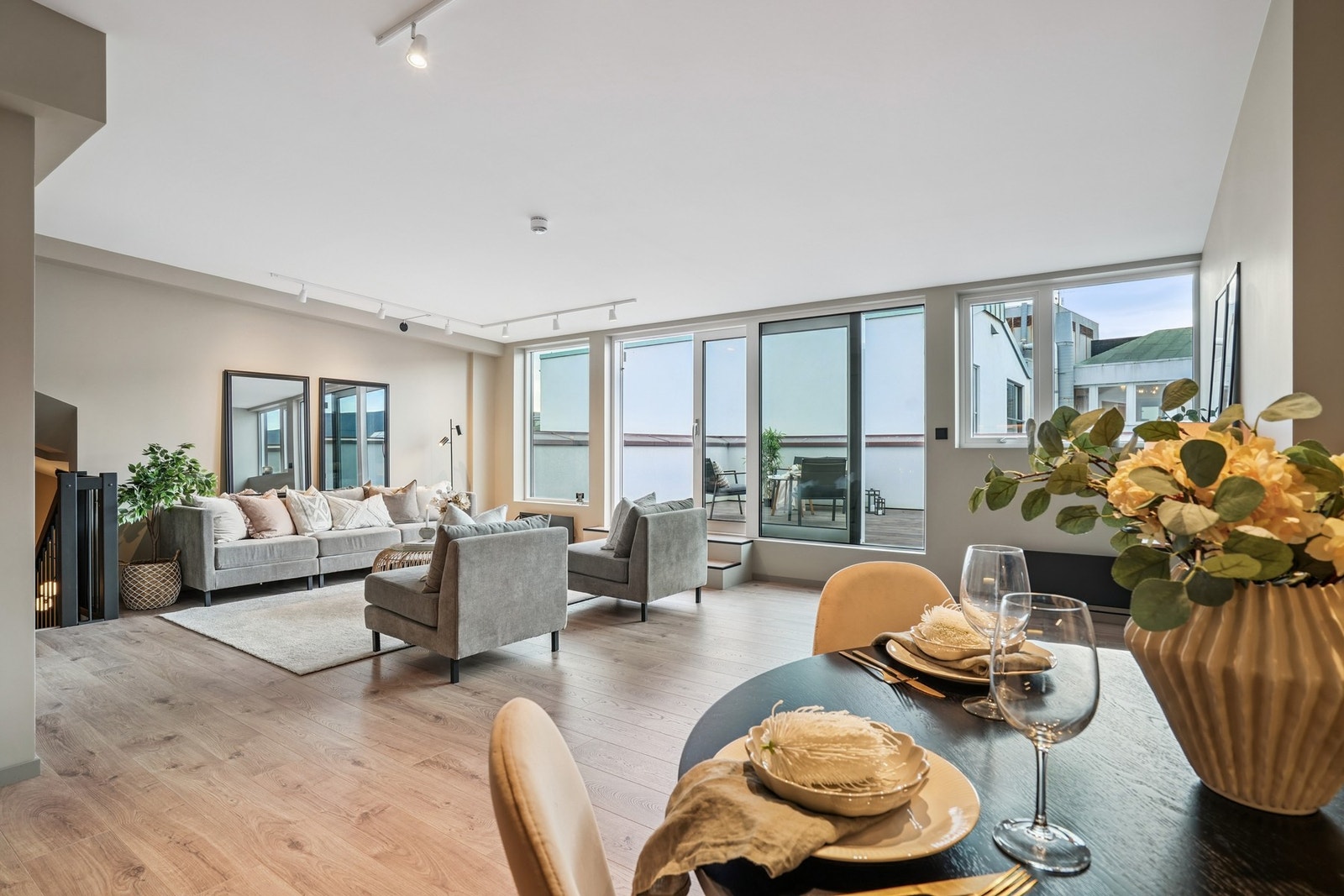 De takhøye vinduene trekker inn godt med naturlig lys til leiligheten og bidrar til en svært god romfølelse. Galleribilde