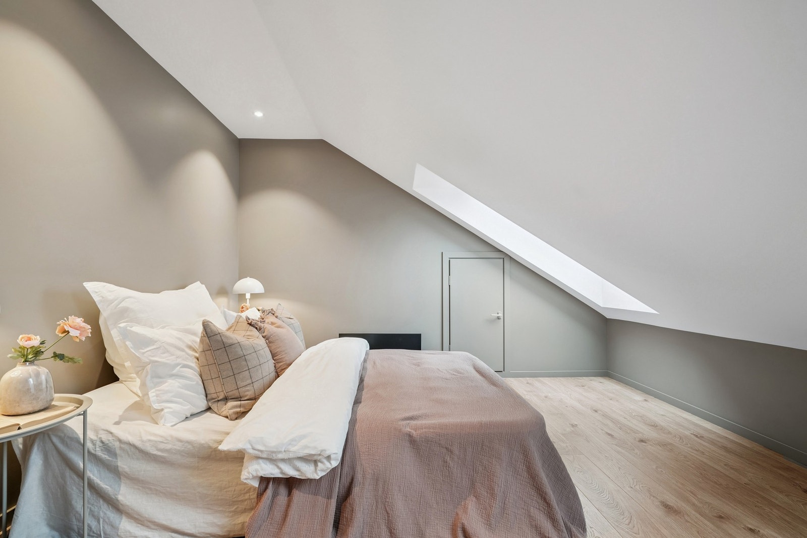 Det andre soverommet har god plass til ønsket møblement. Legg merke til raftekottet som vil by på svært god lagringsplass. Galleribilde