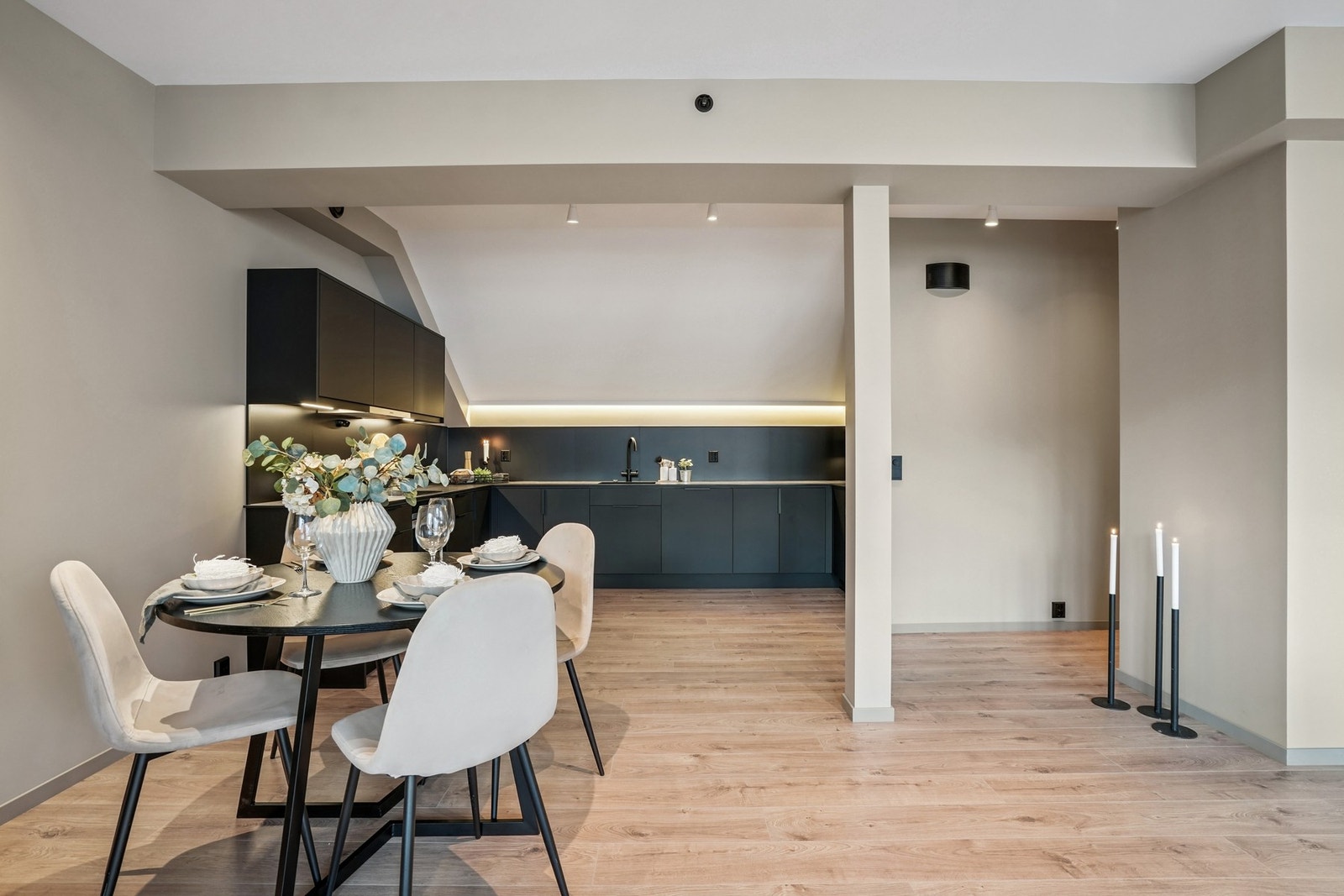 Her er det enkelt å møblere med både spise- og sofagruppe i de ulike brukssonene. Galleribilde