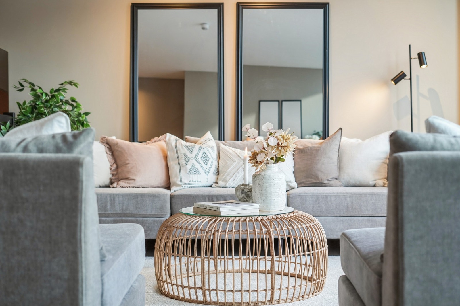 Gulvet er belagt med et flott laminat, veggene er slette og listefri i ført moderne fargetoner. Galleribilde