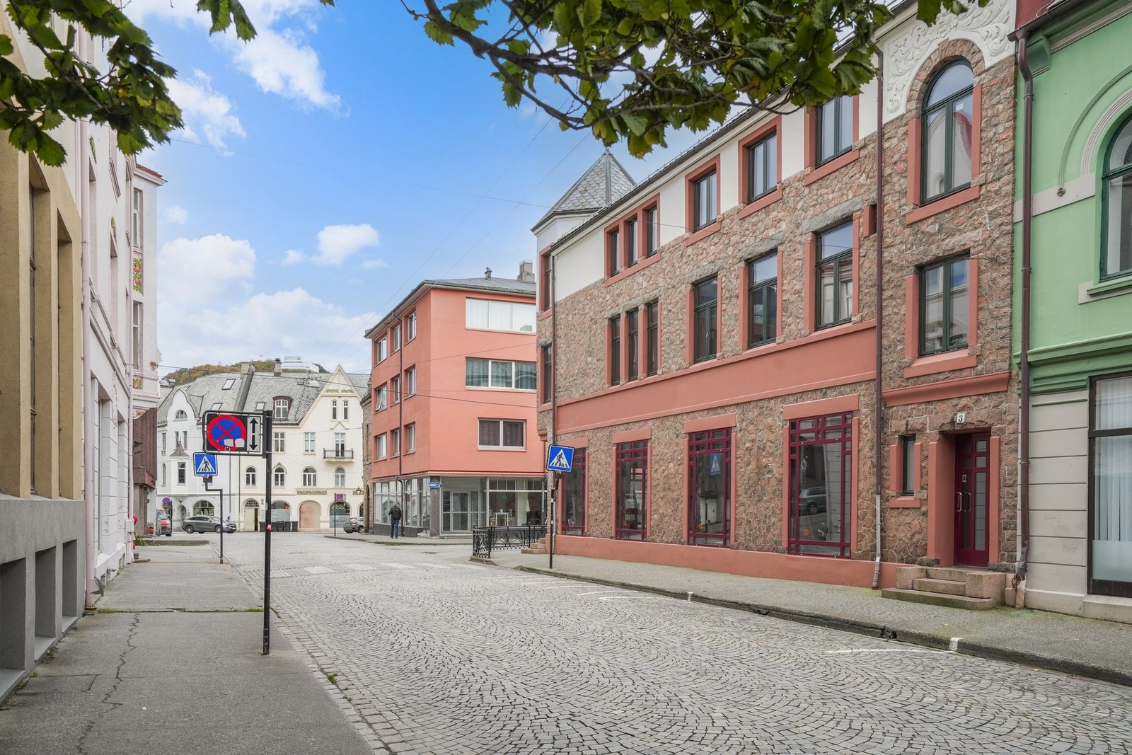 Her vil du bo sentralt for alt du trenger i det daglige, med gangavstand til servicetilbud, kollektivtransport og flotte turområder. Galleribilde