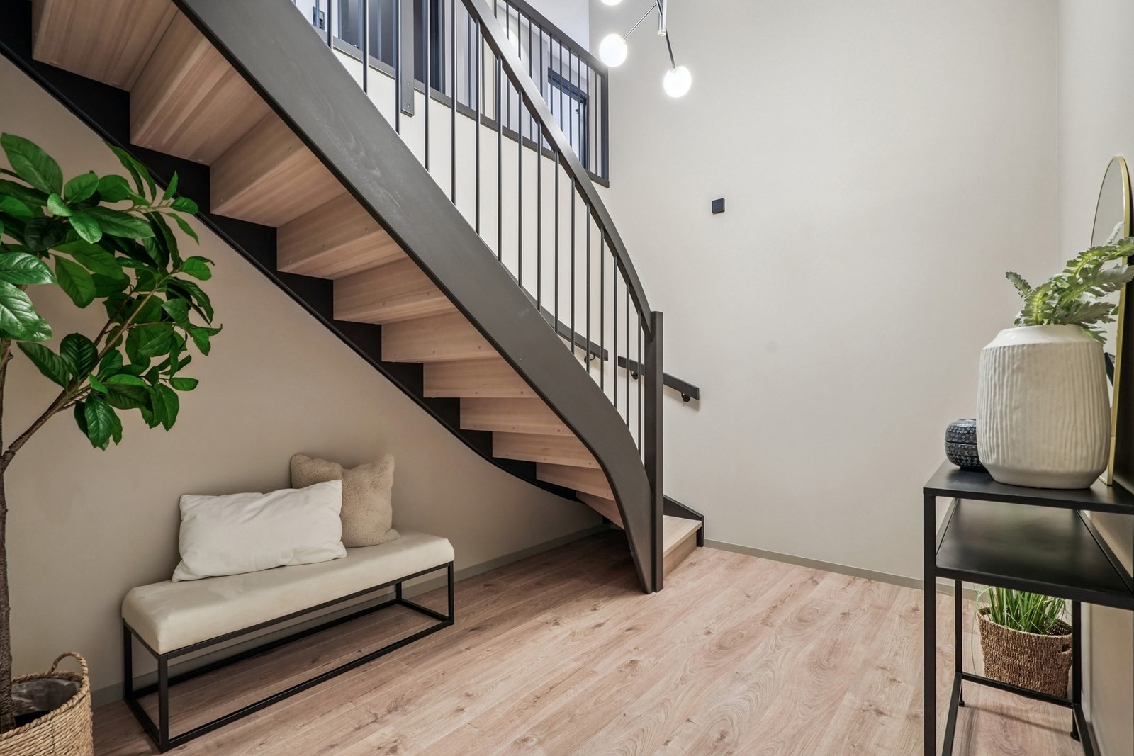 Dette er en meget flott eierleilighet som går over 3. og 4.etajse av bygget - og det gode førsteinntrykket starter allerede i entréen. Galleribilde