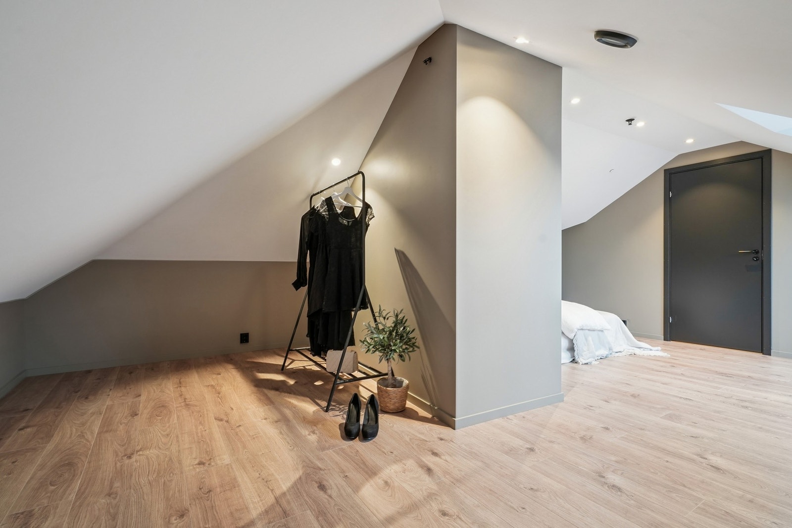 - hvorav hovedsoverommet har god plass til ønsket garderobeløsning. Galleribilde