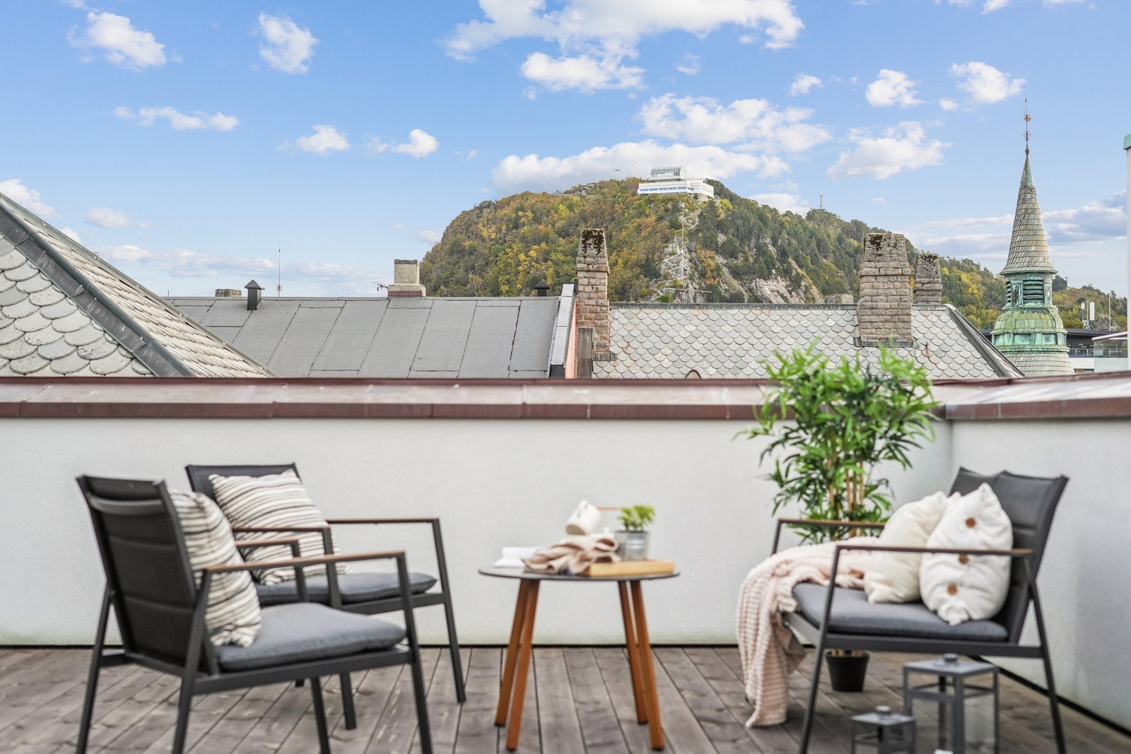 - her har man full oversikt utover bysentrum og en nydelig utsikt opp mot Akslafjellet. Her bys det også på svært gode solforhold. Galleribilde