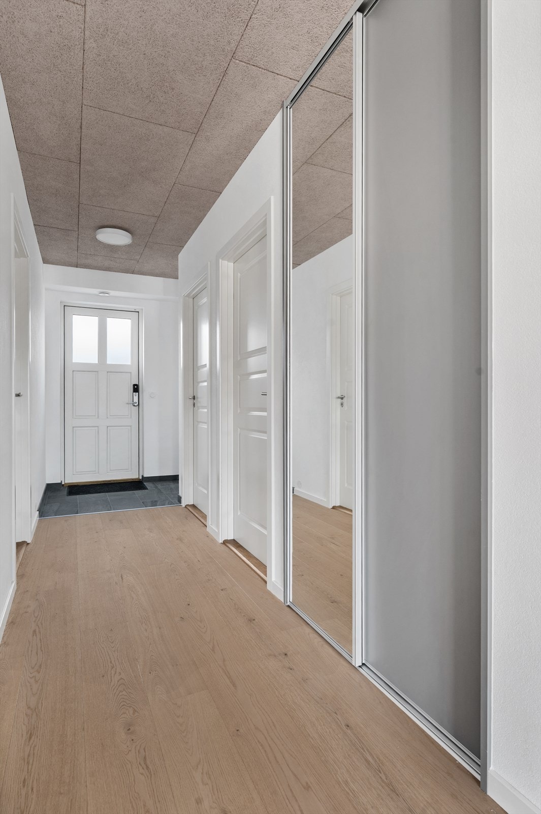 Gang - Skyvedørsgarderobe med speil Galleribilde