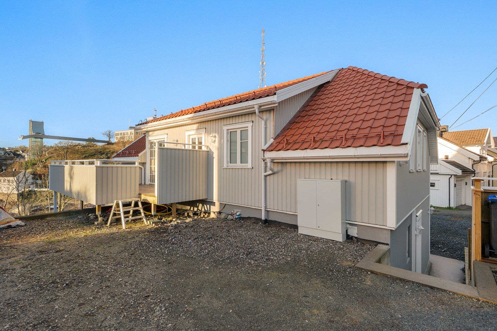 Tilgang til leiligheten via murtrapp Galleribilde