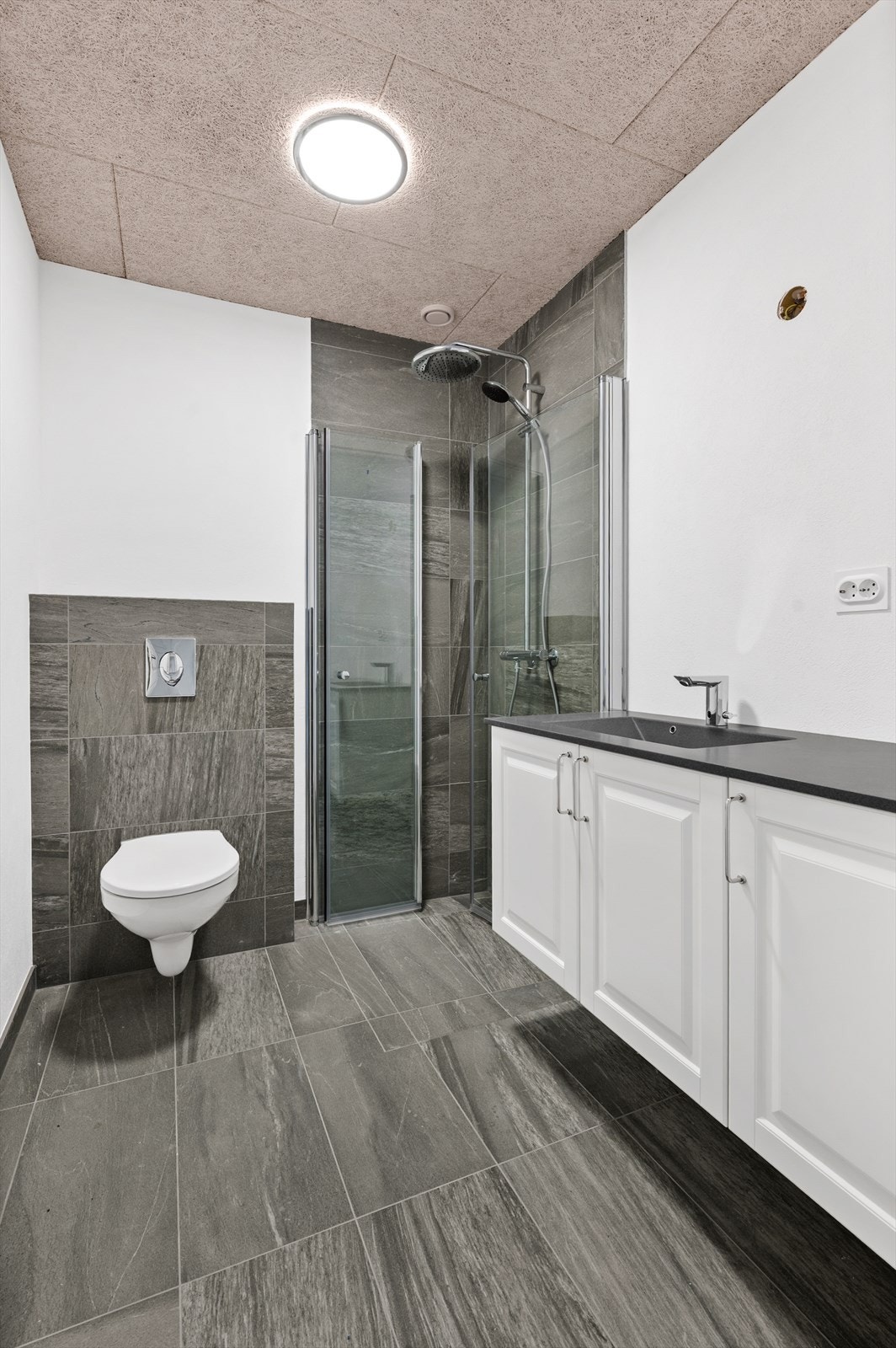 Bad/wc - Dusjhjørne, veggehengt klosett, hvit baderomsinnredning med profilerte fronter Galleribilde