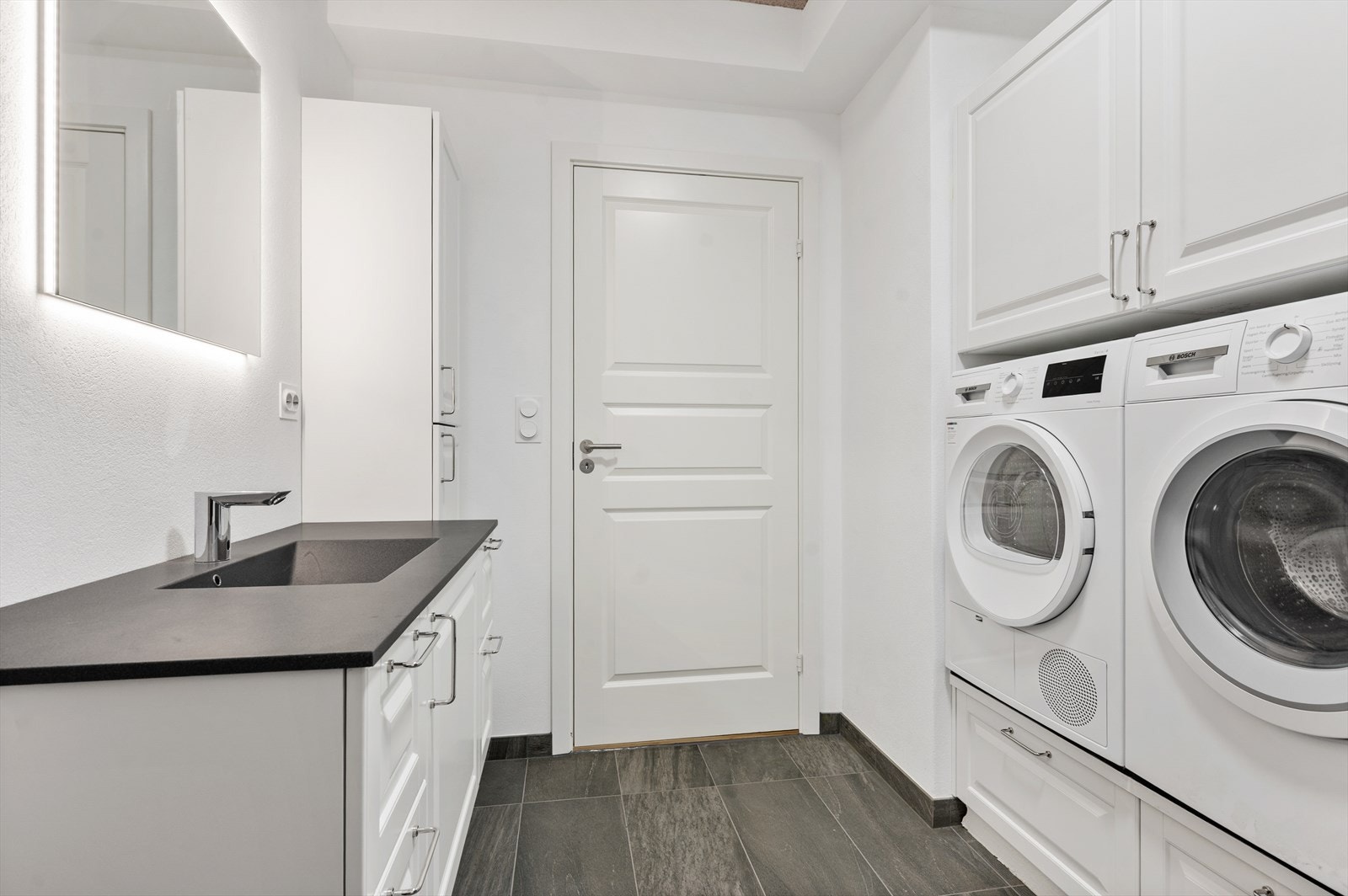 Bad/wc/vaskerom - Tilpasset innredning med nye hvitevarer - Bosch vaskemaskin og tørketrommel. Galleribilde