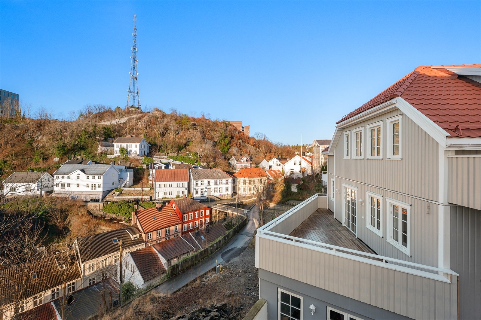 Feierheia 8 - ligger høyt og fritt med utsikt til de omliggende områder Galleribilde