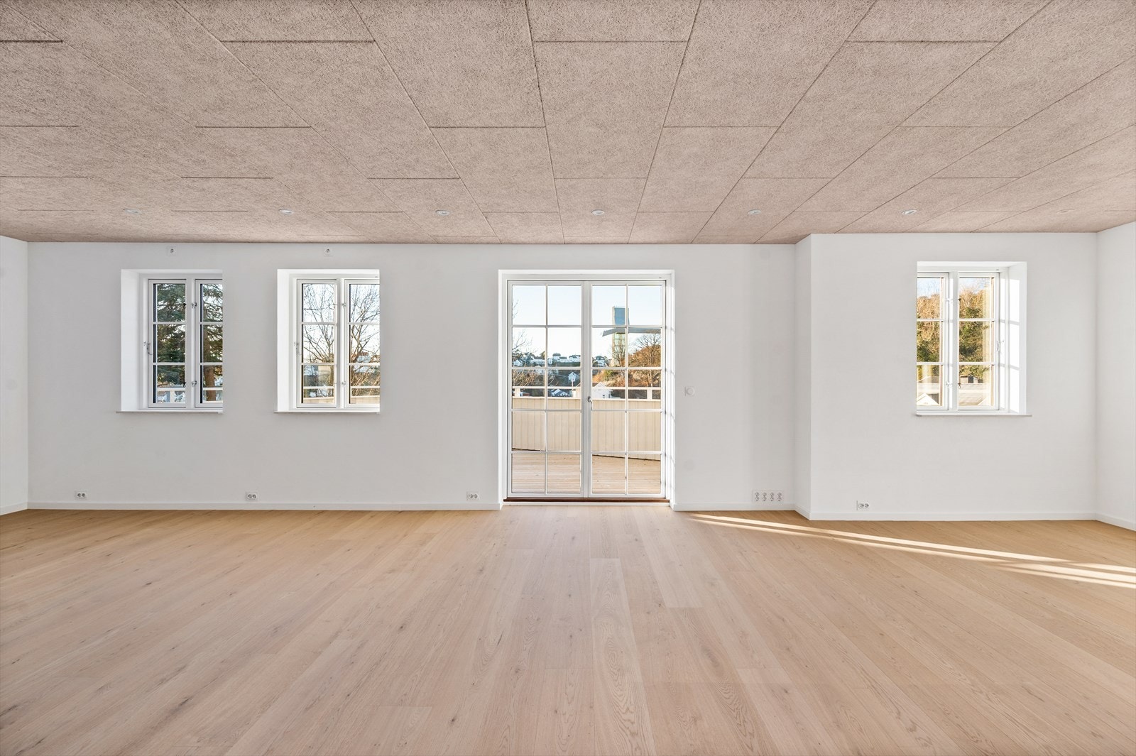 Fra stuen er det utgang til en solrik veranda Galleribilde