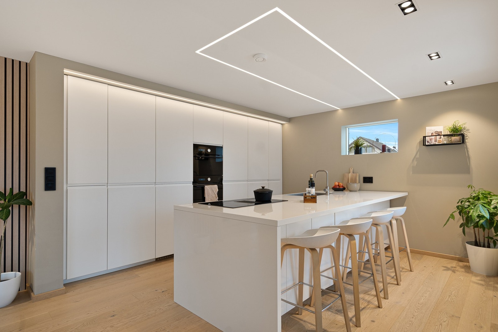 Stort, praktisk og moderne kjøkken med mengder av skapplass Galleribilde