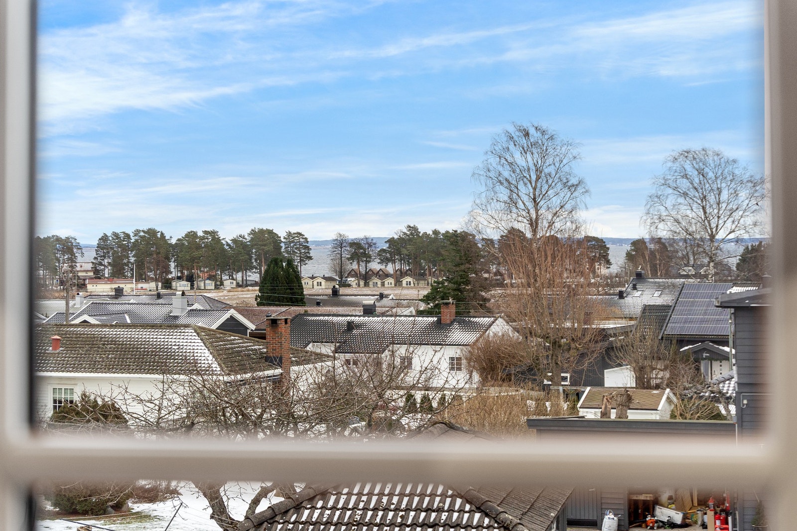 Fin utsikt fra boligens 2.etasje mot sjøen Galleribilde