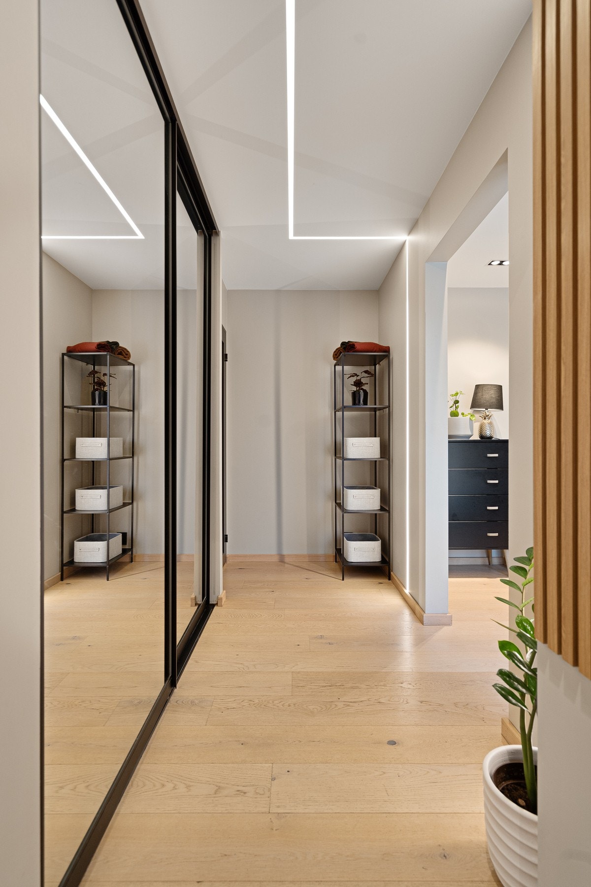 Mellomgang mellom yttergangen og tv-stua fungerer supert som en forlengelse av yttergangen, og har videre inngang til en liten bod. Galleribilde