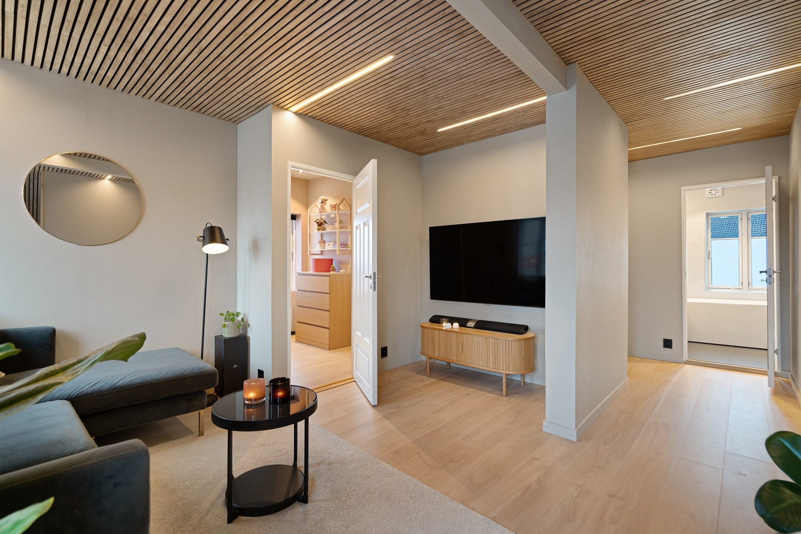 Flott innredet loftstue som er pusset opp og innredet i 2025. Her er det også varme i gulvet! Galleribilde