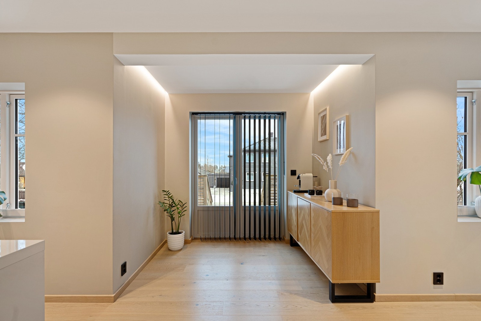 Fin utgang til hagen mot øst - nydelig morgensol på denne siden av boligen! Galleribilde