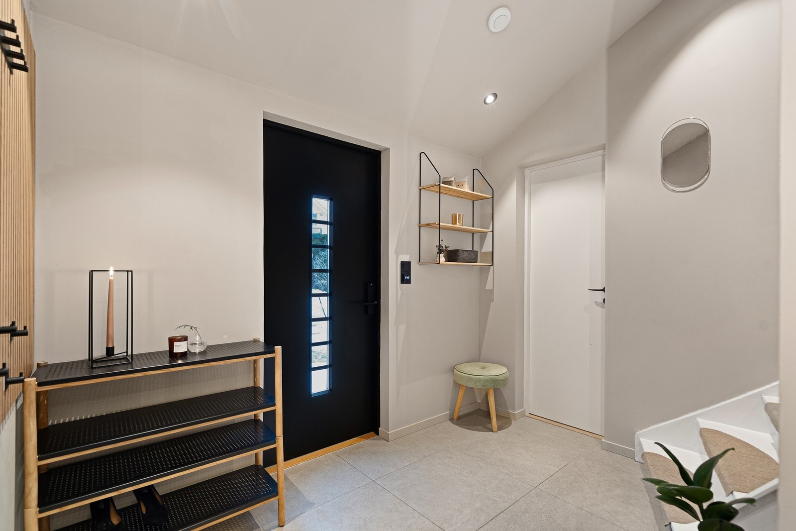 Velkommen inn i denne praktiske og innbydende entréen - her er det varmekabler i gulvet Galleribilde