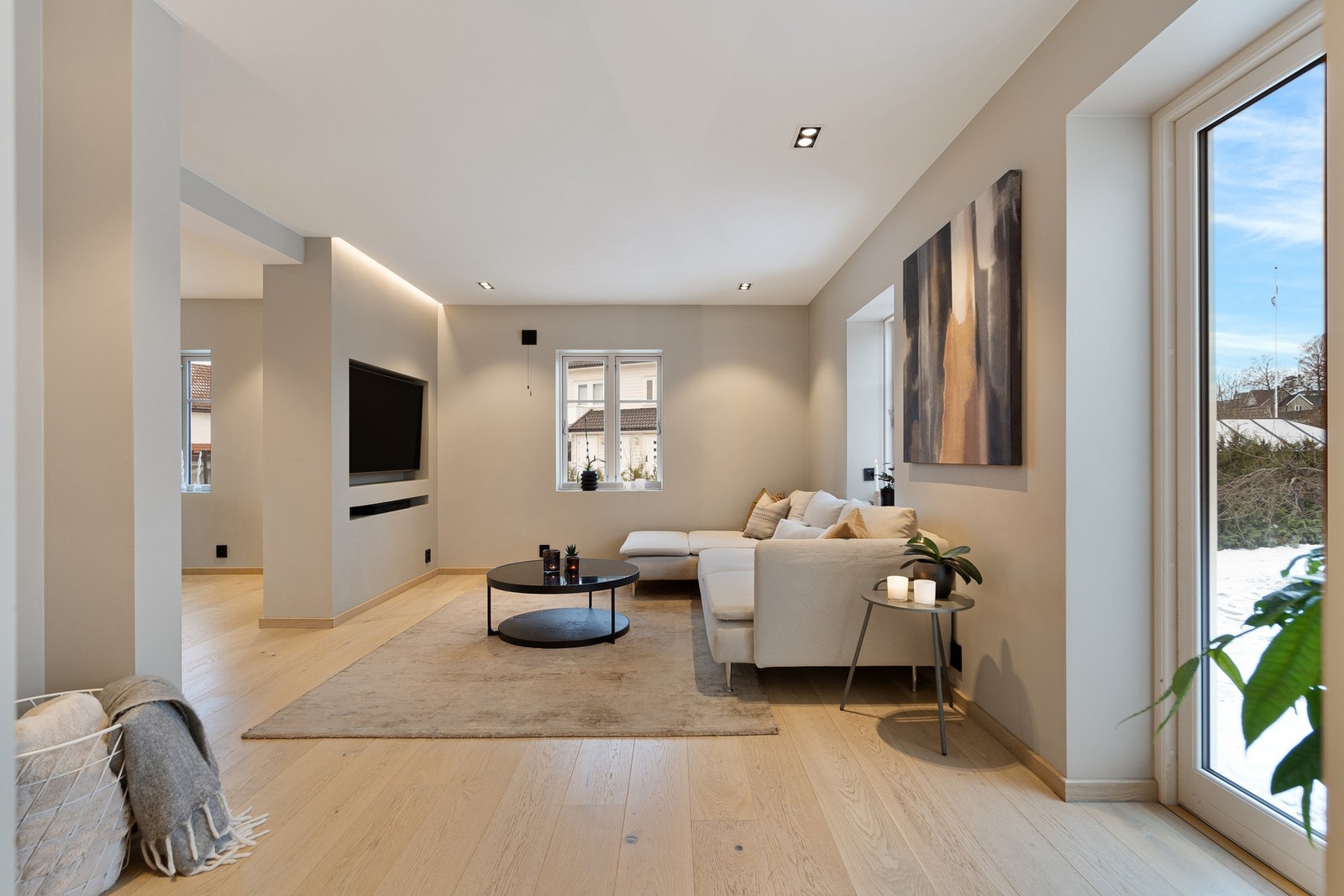 Mange stilfulle valg - legg merke til ledbelysningen, hvor alt av lys og varme kan styres på Home Assistant-app Galleribilde