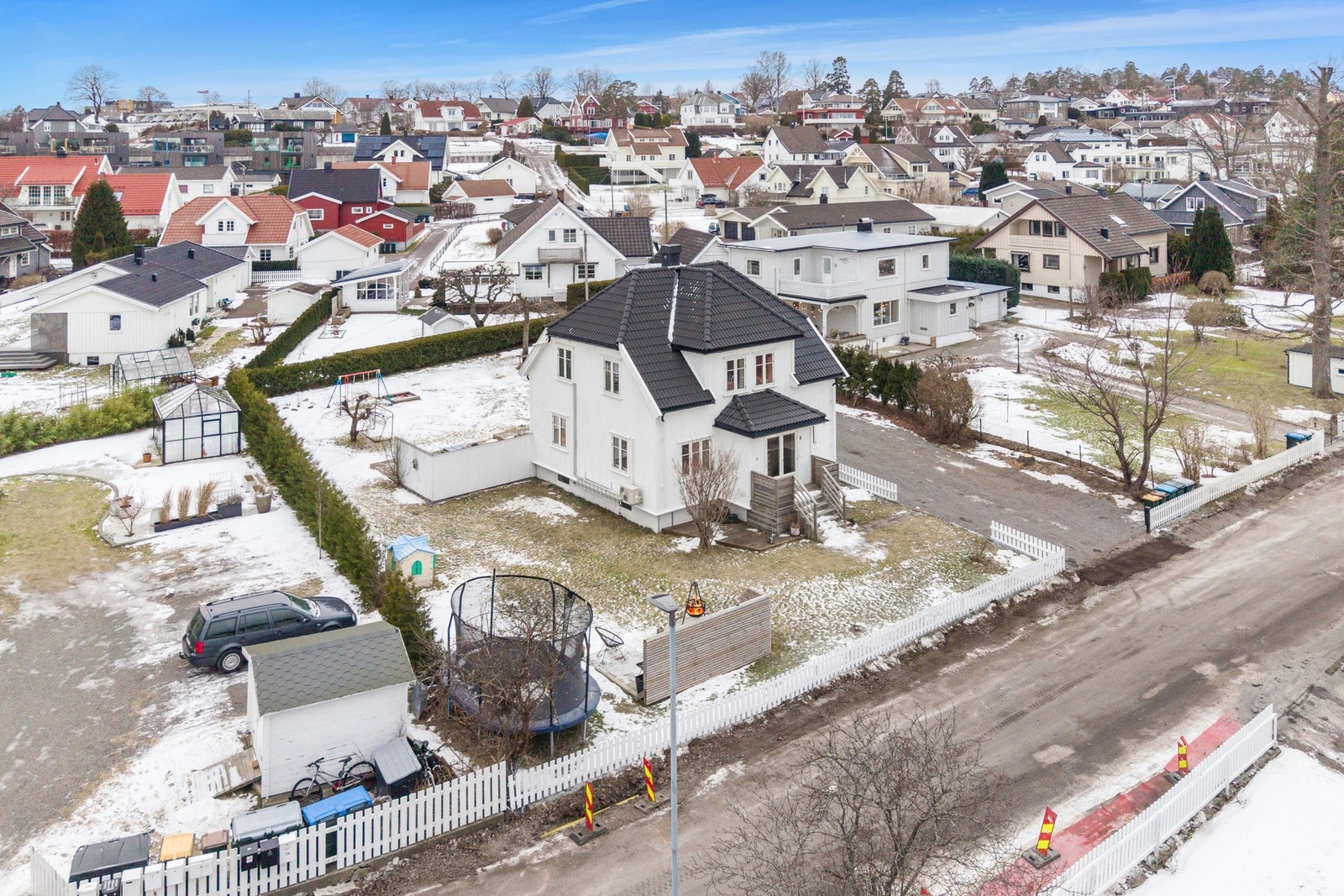 Eiendommen har en super-barnevennlig hage - tilnærmet flat og meget praktisk Galleribilde