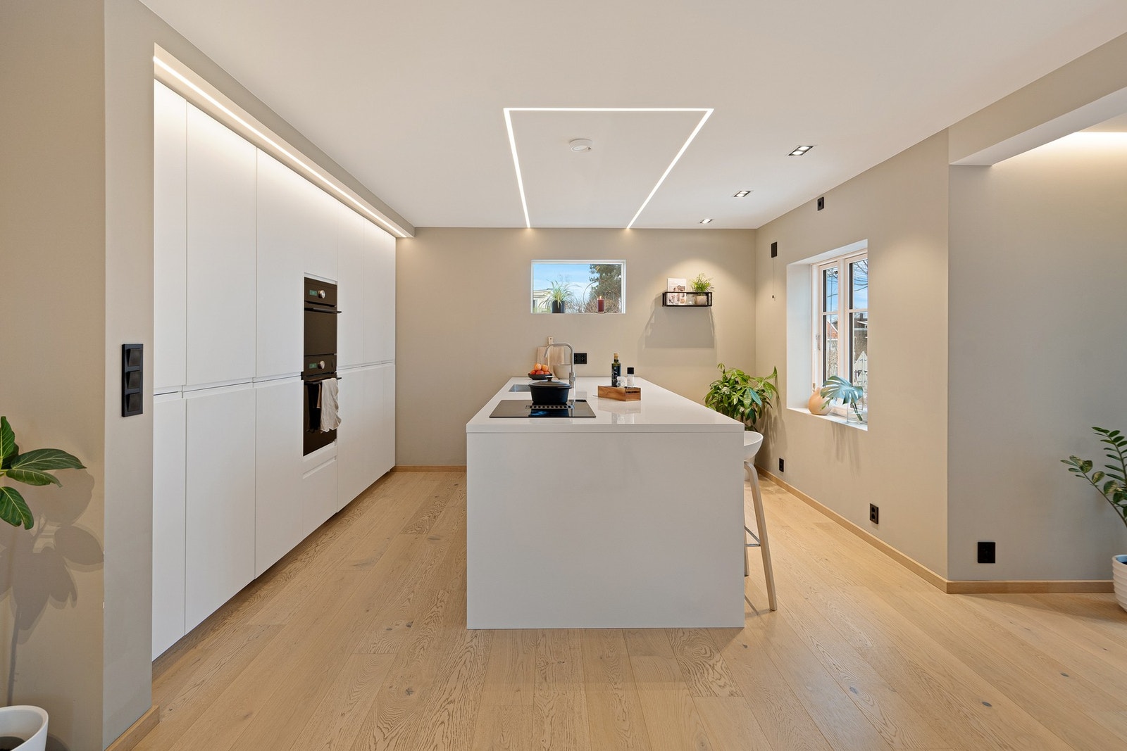 I "høyskaprekken" er det både stort kjøleskap og helt fryseskap - meget praktisk Galleribilde