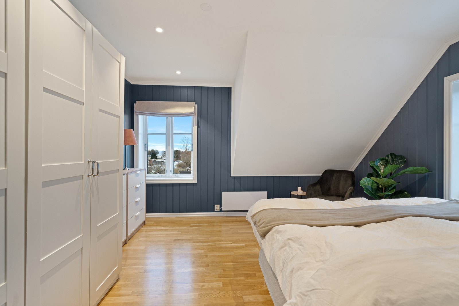 Soverom nr 2 - hovedsoverommet har god skapplass Galleribilde