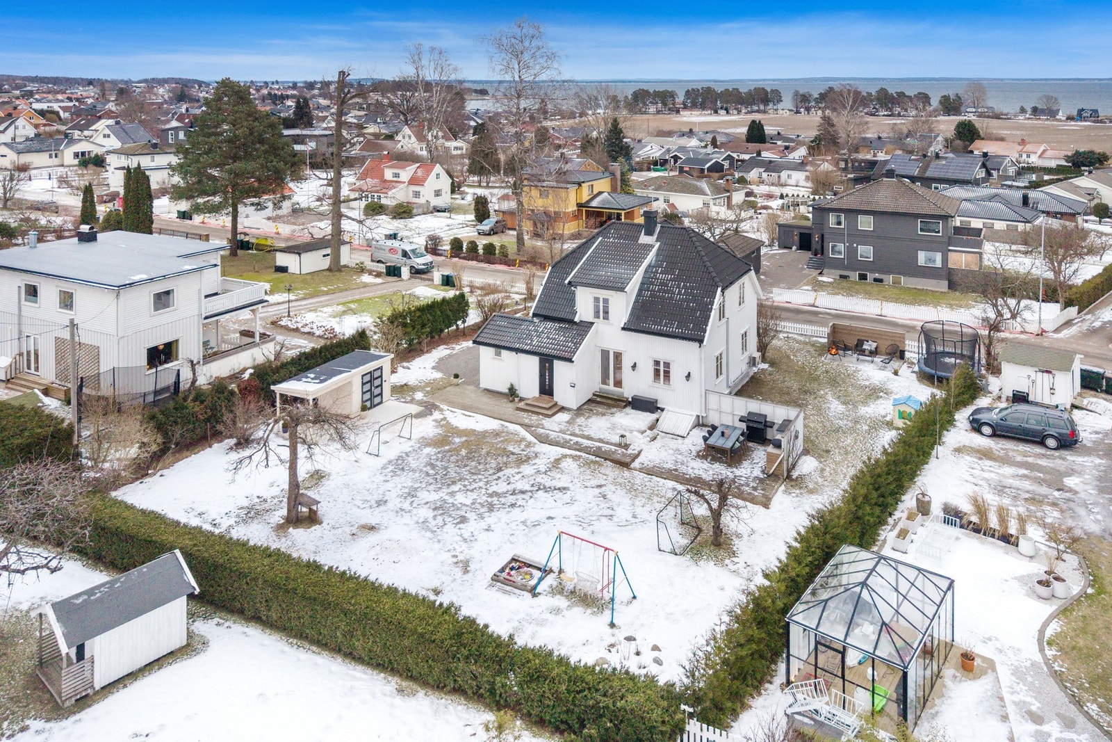 Fint beliggende i et rolig og veletablert område med gangavstand ned til Furustrand (sjøen) Galleribilde