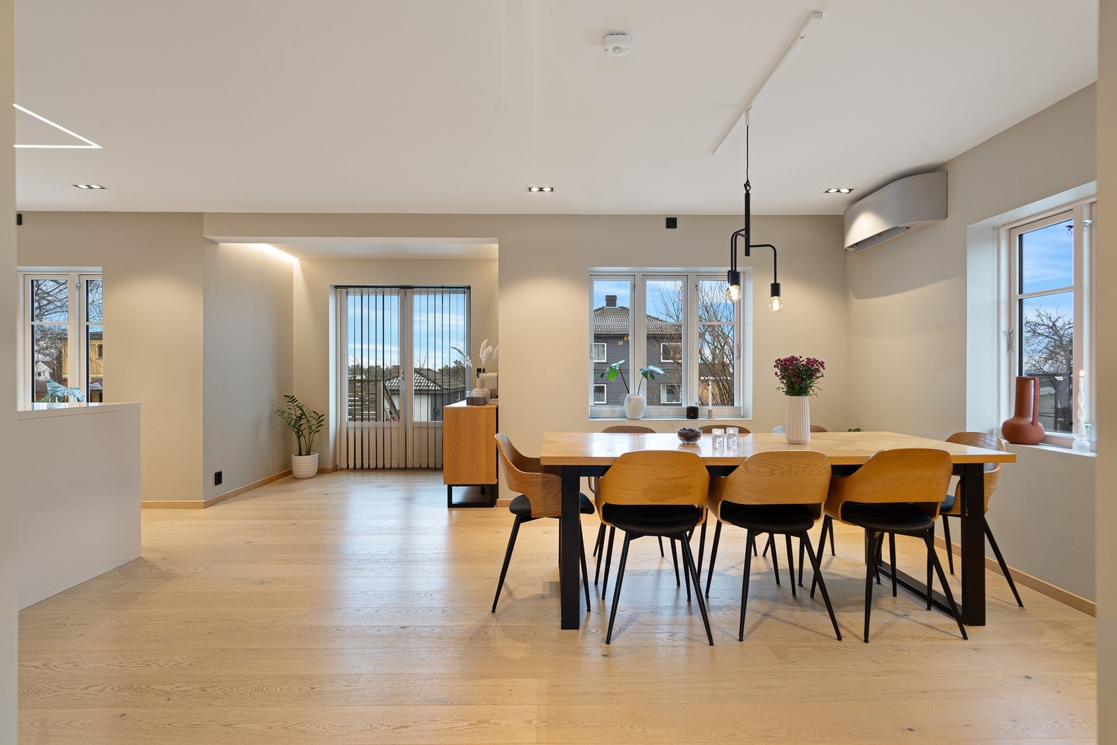 God plass til langbord på kjøkkenet! Varmepumpe er montert i tillegg til varmen i gulvet. Galleribilde