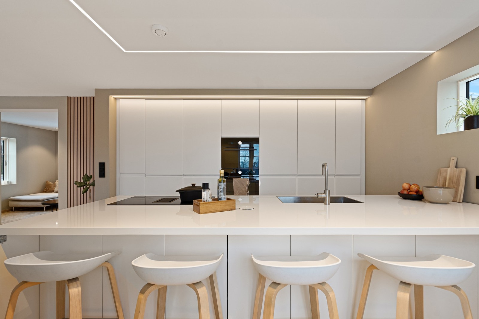 Integrerte hvitevarer og nedfelt ventilator i platetoppen Galleribilde