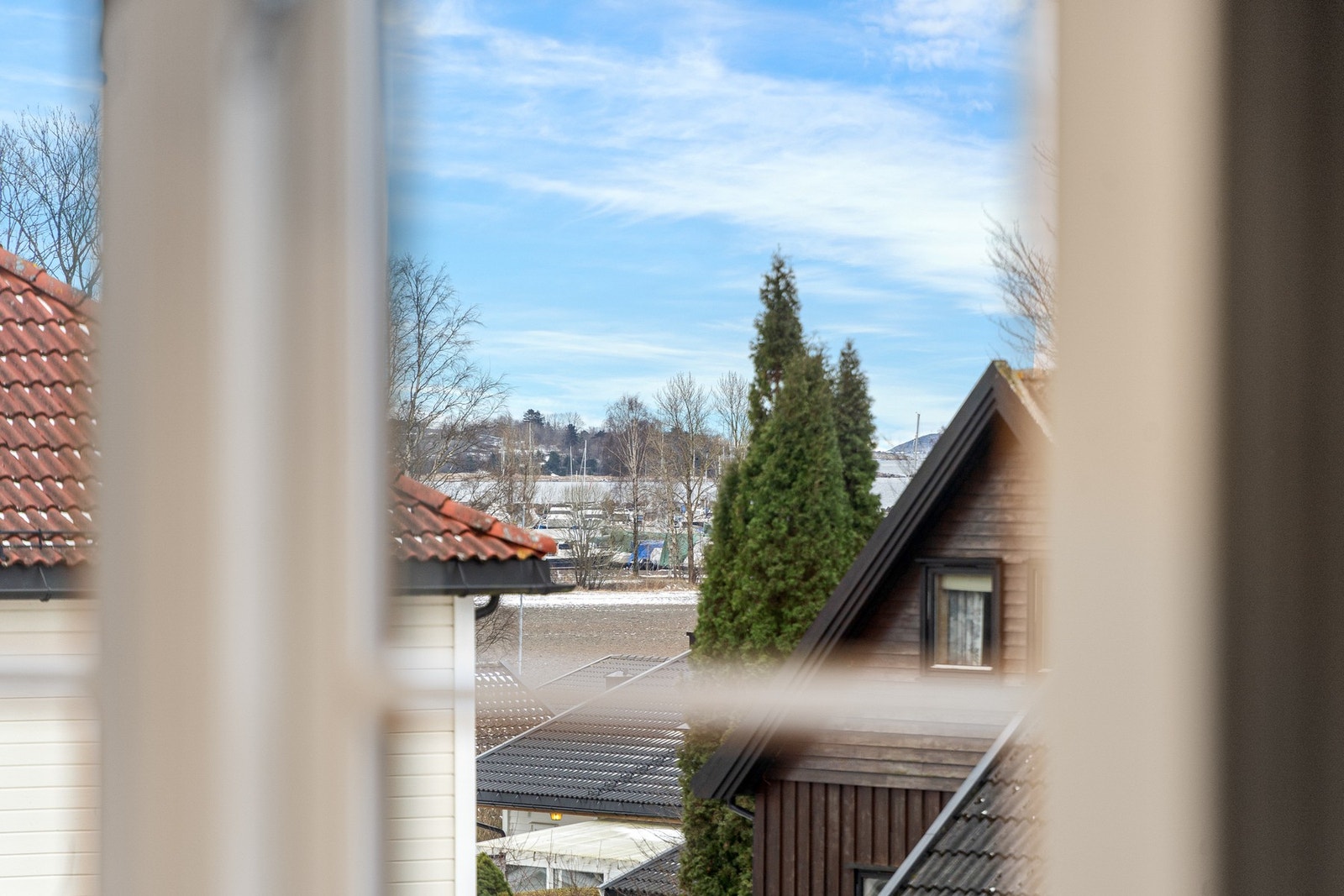 Fin utsikt fra boligens 2.etasje mot sjøen Galleribilde