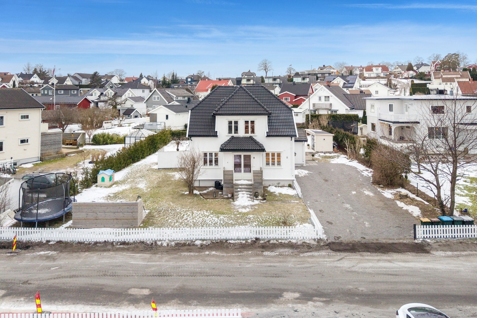 Boligen er utvendig renovert i de senere årene, med ny kledning, vinduer og taktekking Galleribilde