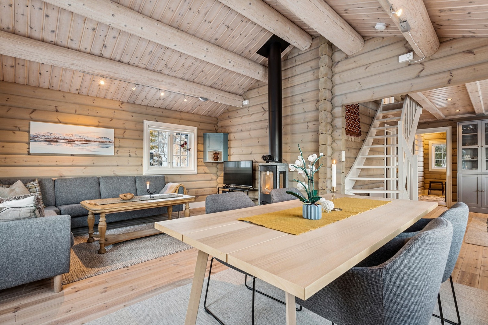 Stuen er delt opp i stuekrok og spisestue. Galleribilde