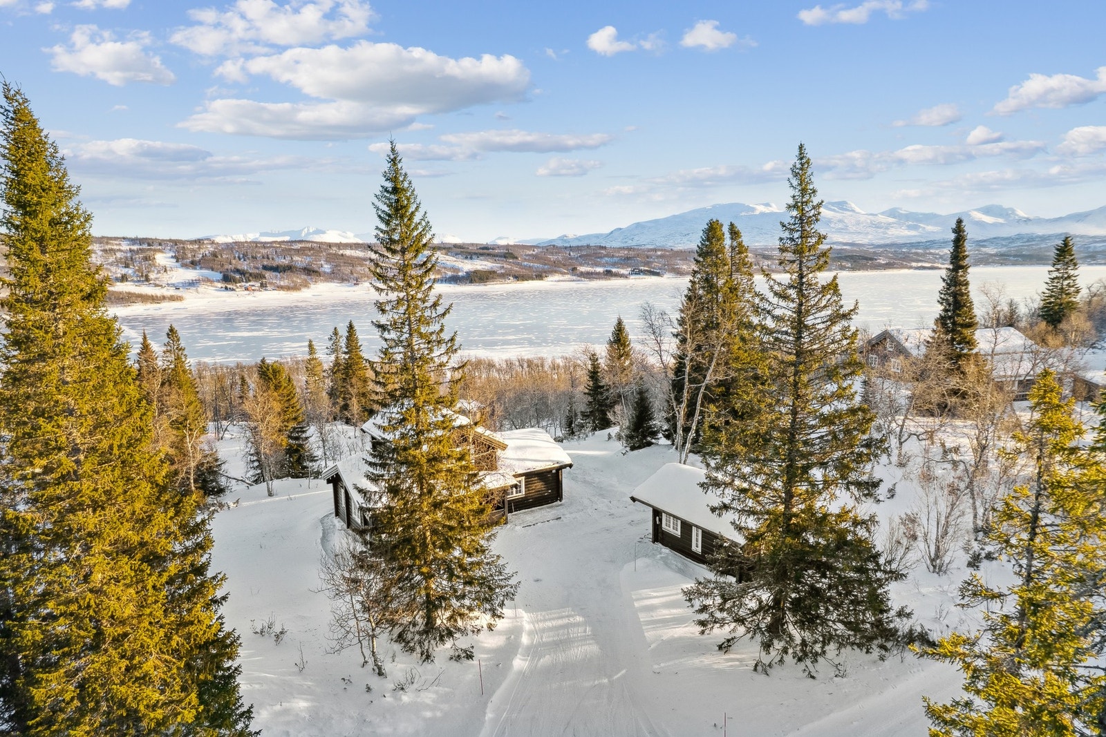 Eiendommen ligger på en usjenert og solrik selveiertomt på litt over 1 mål, med praktfull utsikt utover Stuggusjøen, Sylan og Skardsfjella. Galleribilde