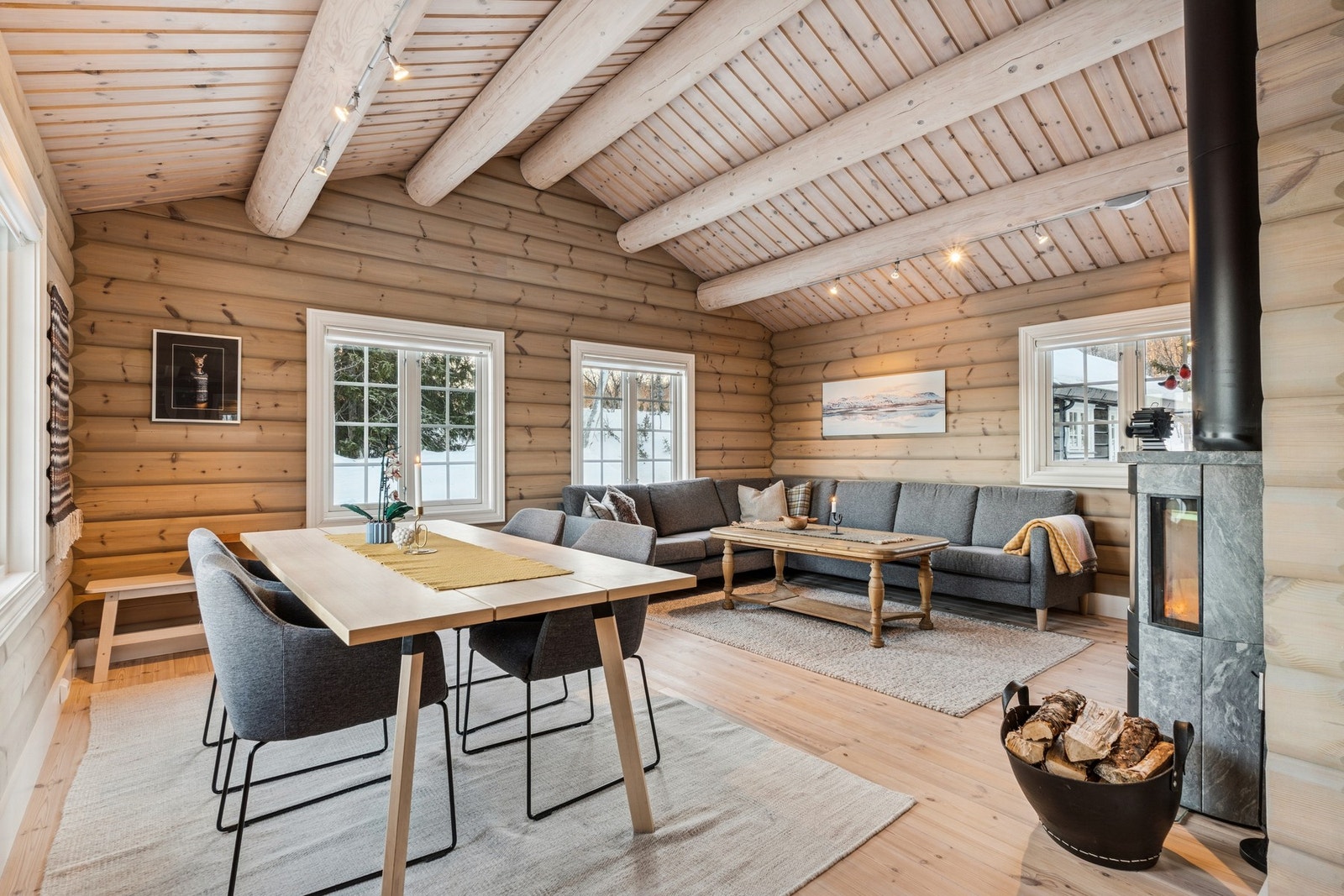 Til oppvarming er det vedfyring og elektrisk som styres gjennom Futurehome. Galleribilde