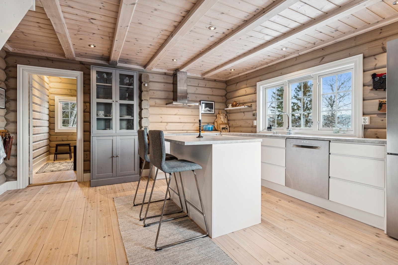 Stilrent lyst kjøkken med praktisk kjøkkenøy. Galleribilde