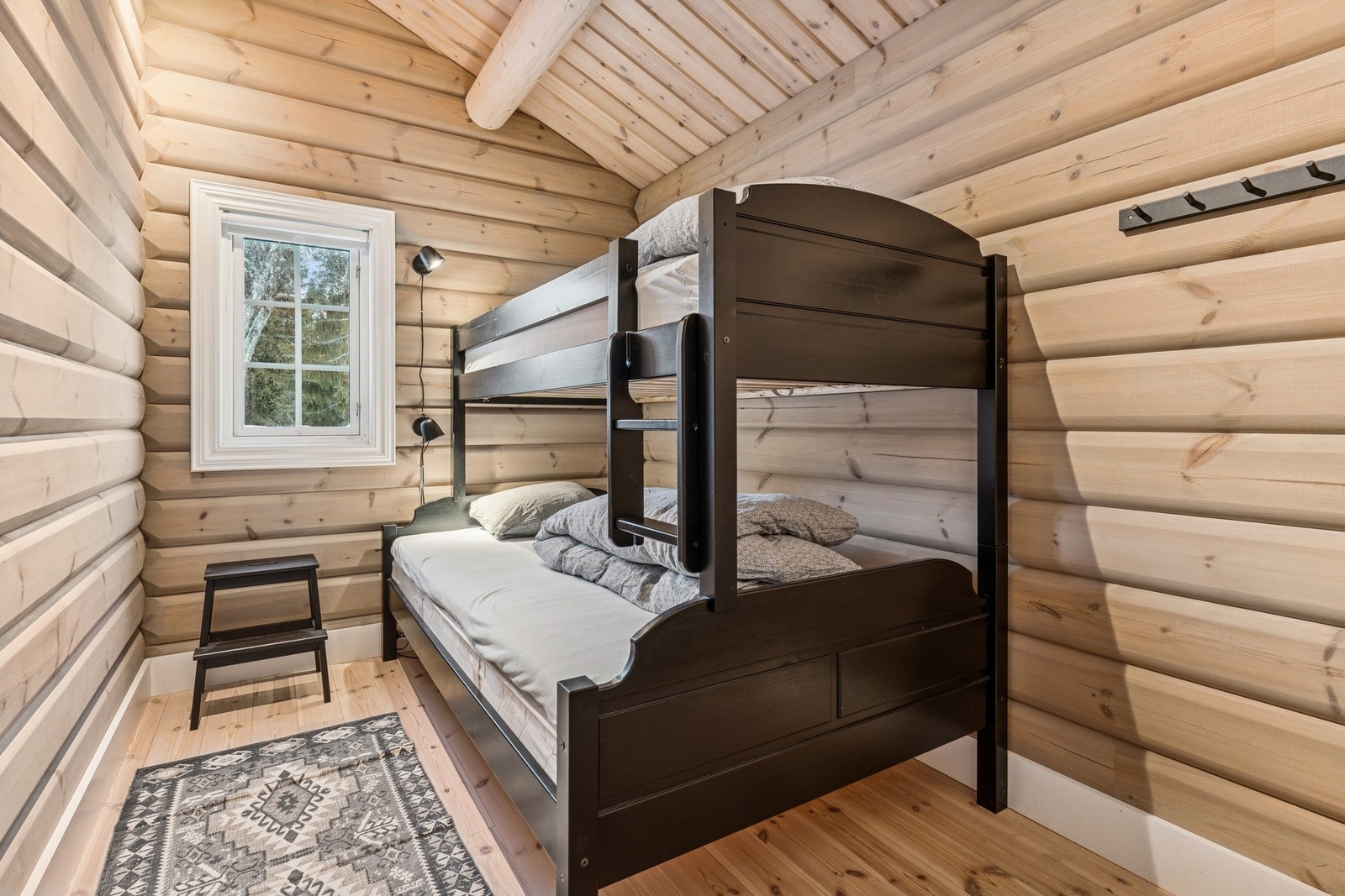 To soverom i første etasje og ett stort soverom på loftet. Galleribilde