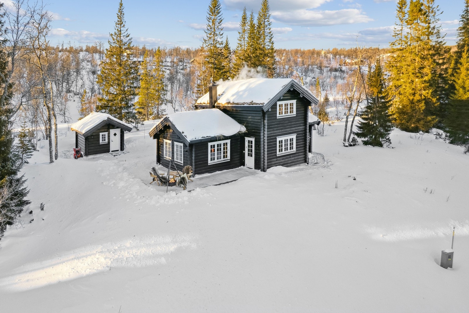 Denne attraktive fritidsboligen ligger i Tjønnvollia og består av en flott laftet tømmerhytte over 2 plan oppført i 2015, samt et nyere anneks oppført i 2023. Galleribilde