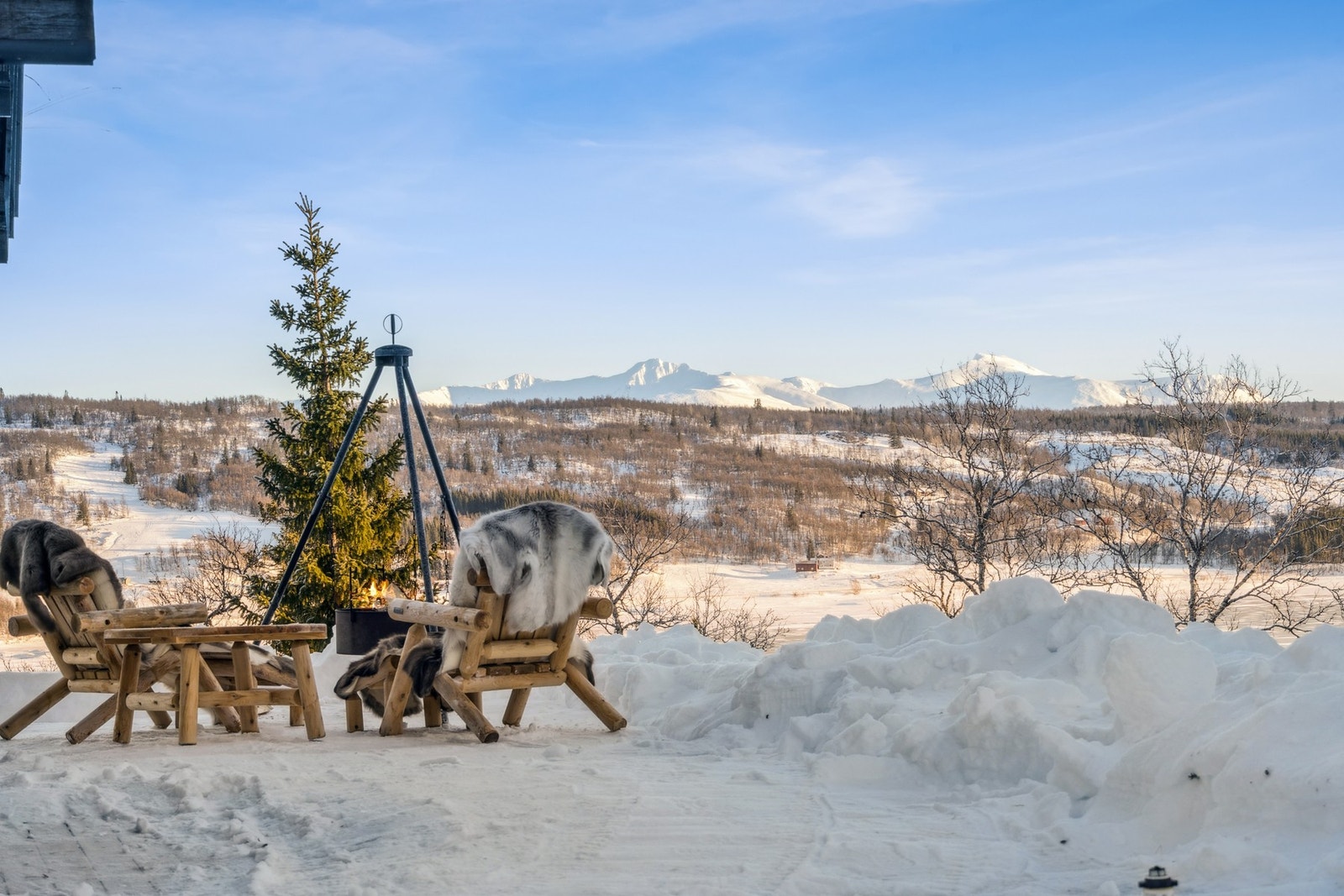 Utenfor verandadøren (mot Stugusjøen) er det morgensol. Formiddags- og ettermiddagssol mellom hytten og annekset. Galleribilde