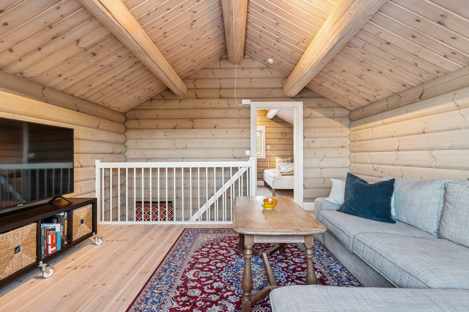 Loftet er delt opp i stue og soverom. Galleribilde