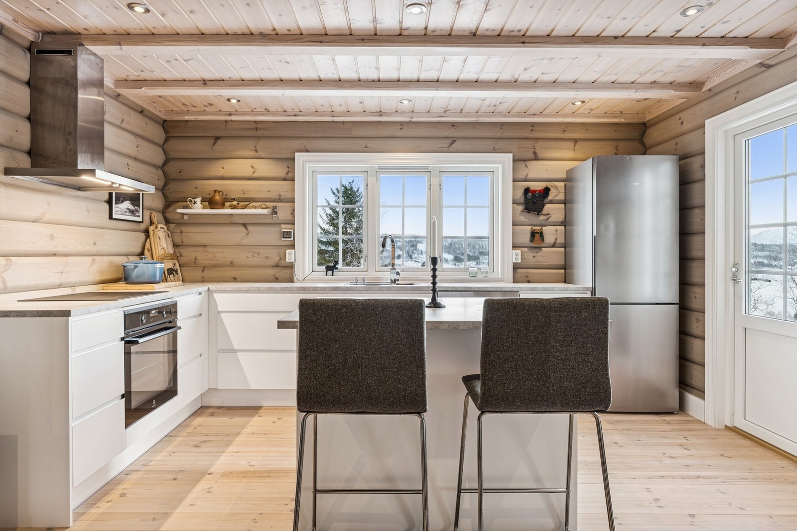 Ovn/platetop er Electrolux (nytt i desember 2025), kullfiltervifte fra IKEA, kjøle- og fryseskap og oppvaskmaskin fra Bosch (fra hytta var nybygd). Galleribilde