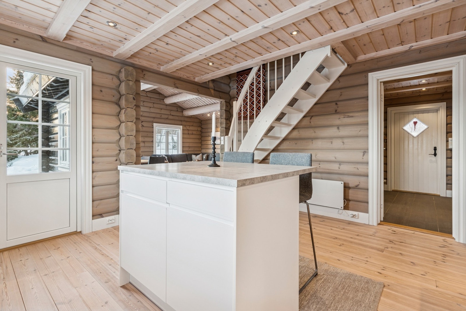 Kjøkkenøy med lagringsplass. Galleribilde